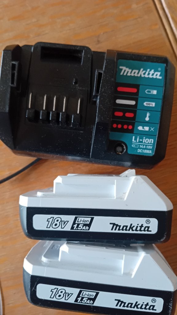 In optie Twee batterijen en lader Makita, Ophalen, Zo goed als nieuw