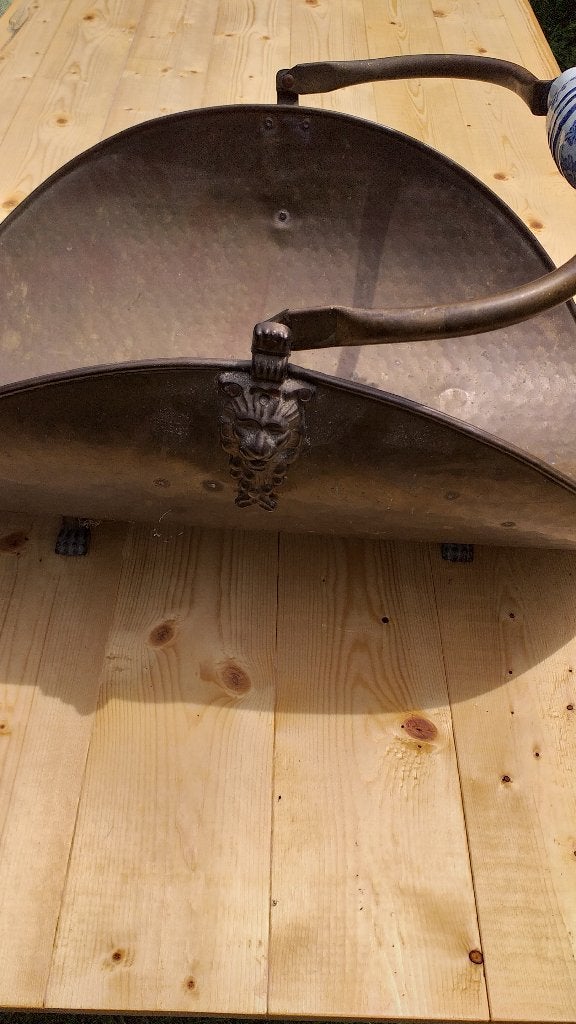 Porte-bûches en cuivre avec tête de lion, Enlèvement, Cheminée au bois