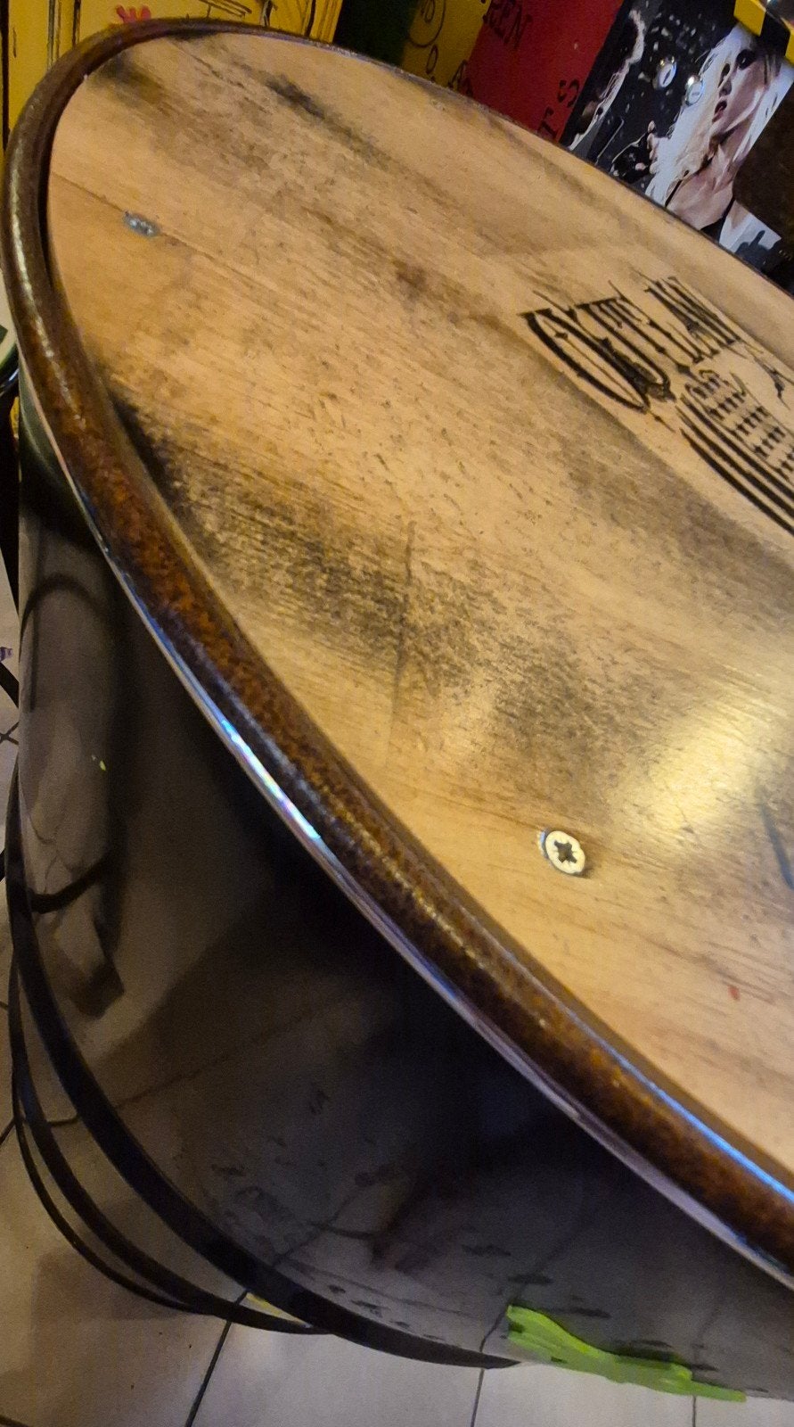 table haute faite avec un fût d'huile, Enlèvement ou Envoi