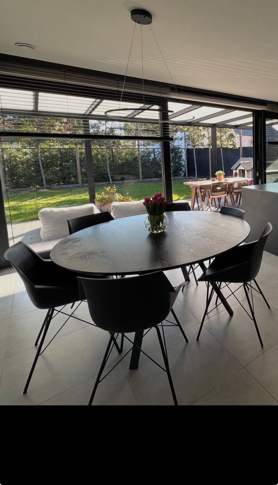 Ronde zwarte eettafel 150 cm + 6 zwarte stoelen, Tuin en Terras, Ophalen, Zo goed als nieuw, Eettafel