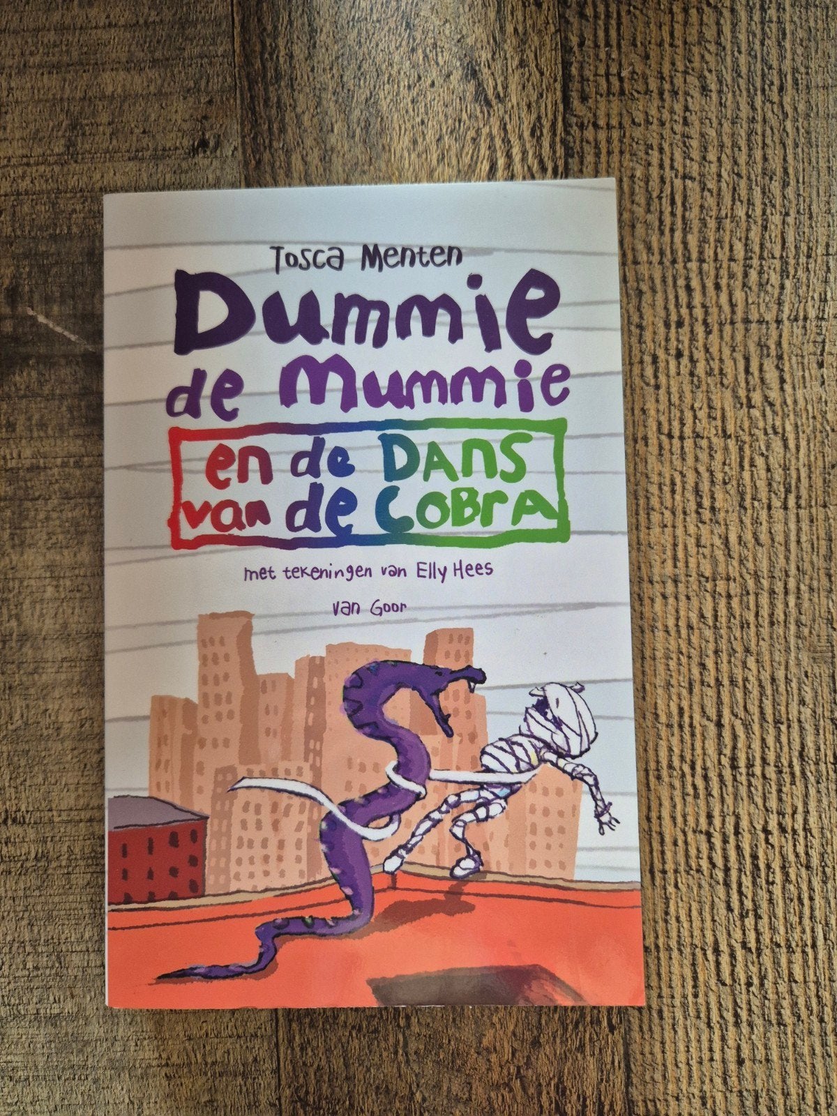 Dummie de mummie en de dans van de cobra, Enlèvement, Neuf, Tosca Menten, Fiction