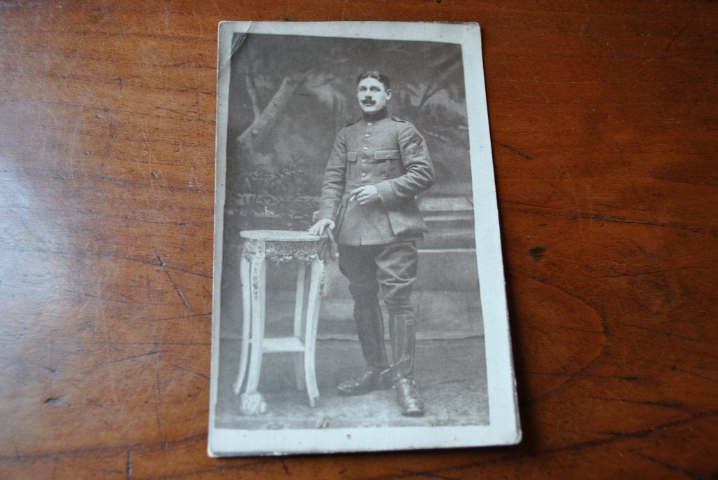 Photo carte ancienne Militaire uniforme posant cigarette, Enlèvement ou Envoi, Autres, Photo ou Poster