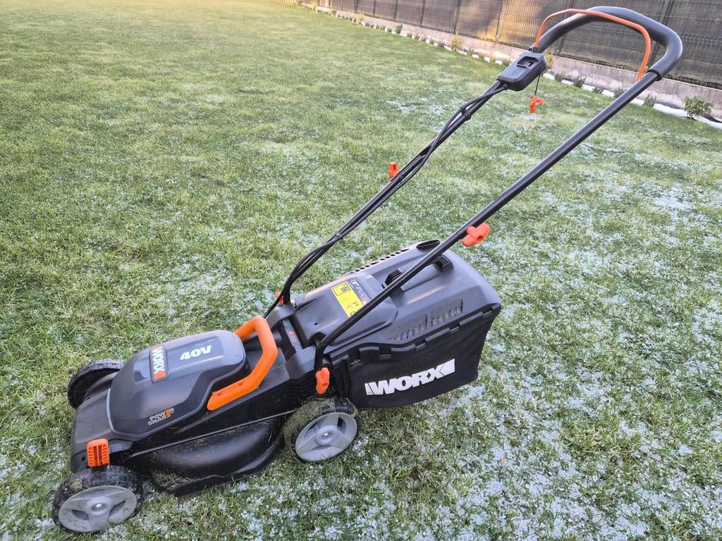 Tondeuse gazon Worx WG77 + chargeur et 2 batteries neuves!, Tondeuses à gazon sur batterie, Worx, Comme neuf, 30 à 39 cm