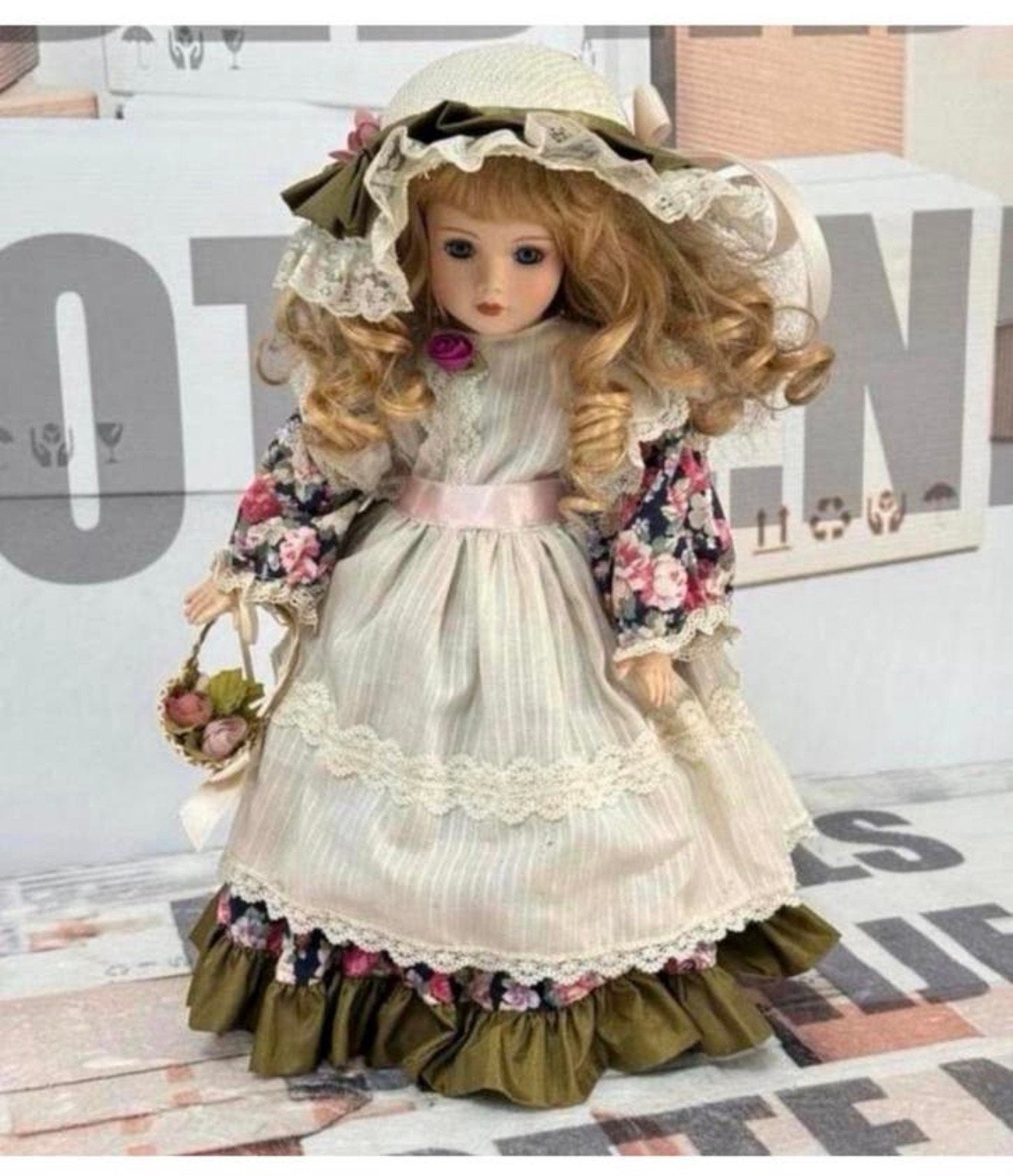 Poupée en porcelaine vintage de 1980 panier fleurs support, Collections, Enlèvement ou Envoi, Comme neuf, Poupée