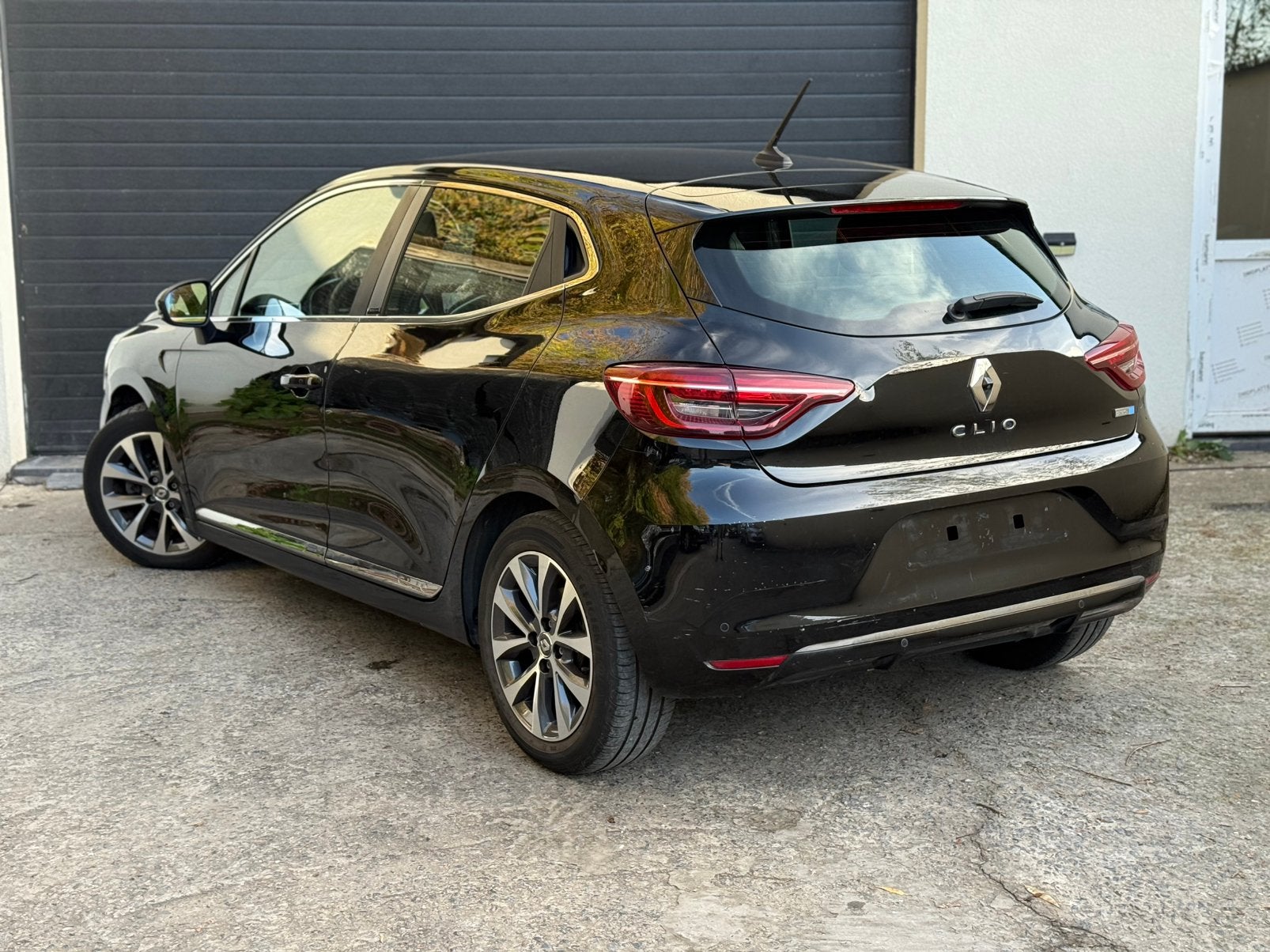 RENAULT CLIO 1.6 E-TECH HYBRIDE INTENS AUTOMAAT 140 PK, Auto's, Automaat, Zwart, Leder, Bedrijf