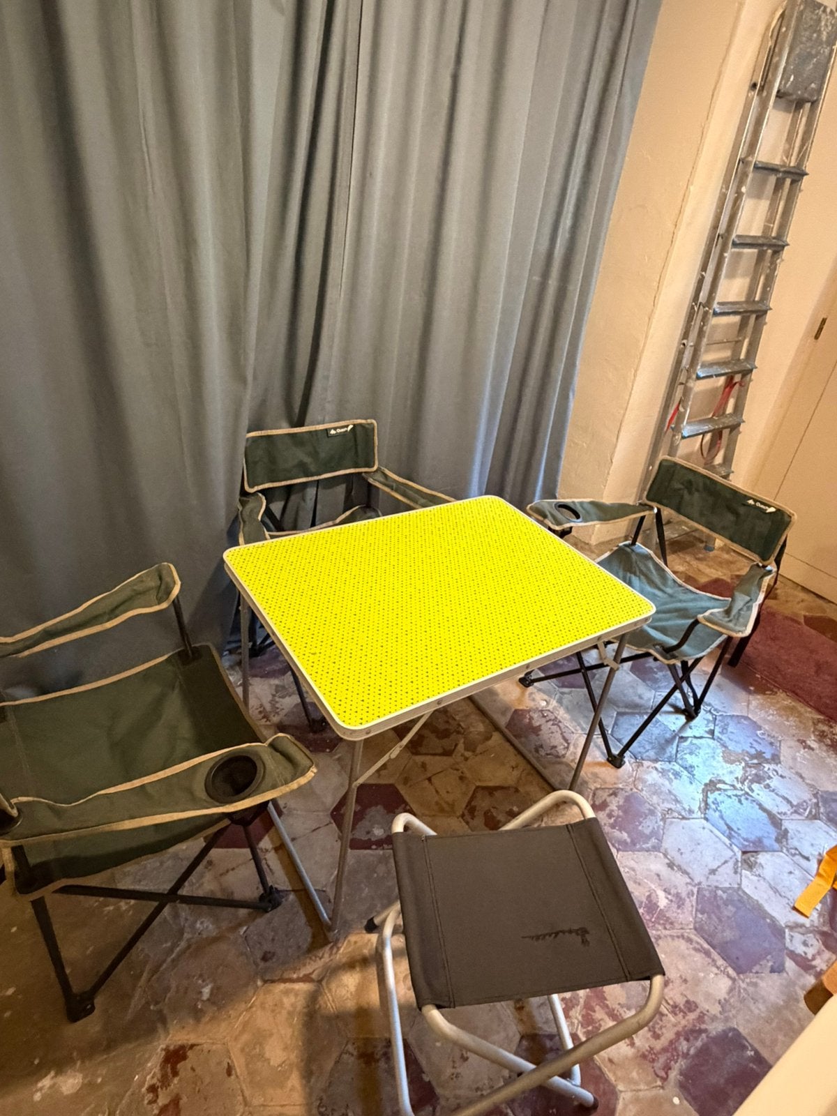 Table de camping pliante + 3 chaises + 1 tabouret, Enlèvement, Utilisé