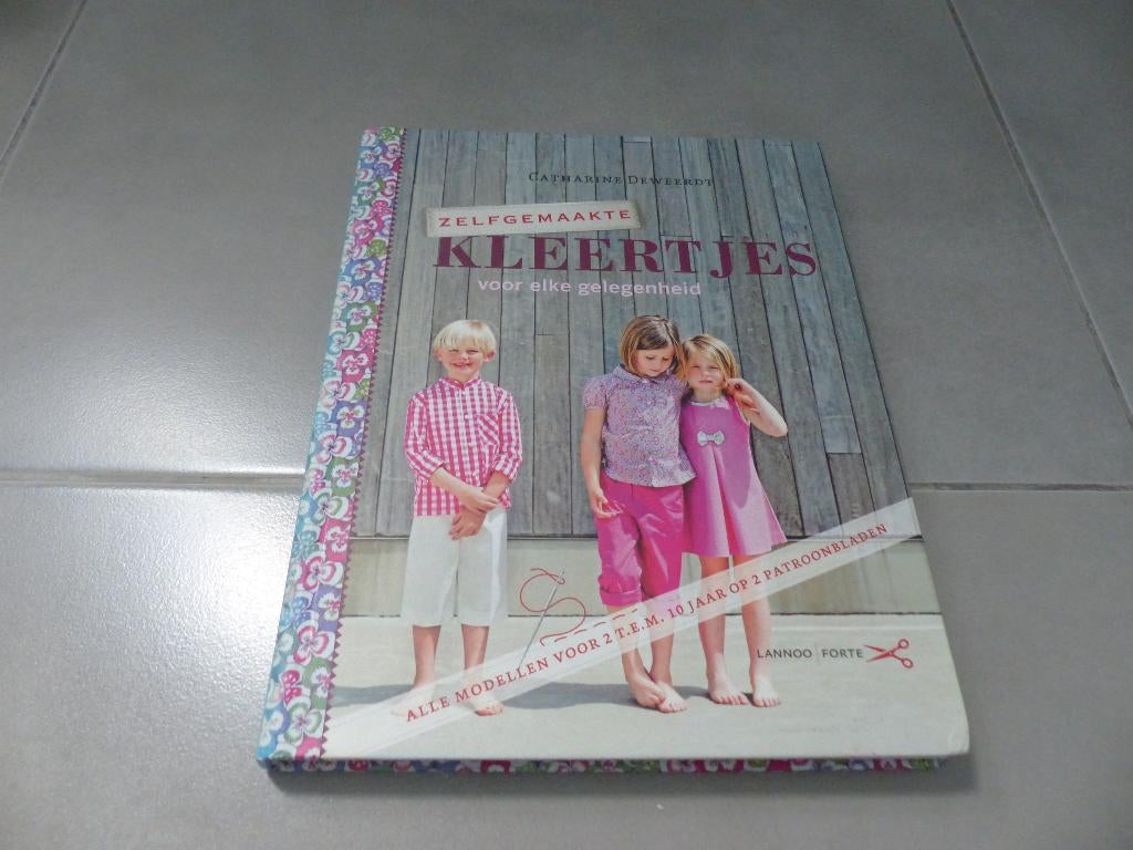 Zelfgemaakte kleertjes voor elke gelegenheid - boek, Ophalen of Verzenden, Zo goed als nieuw