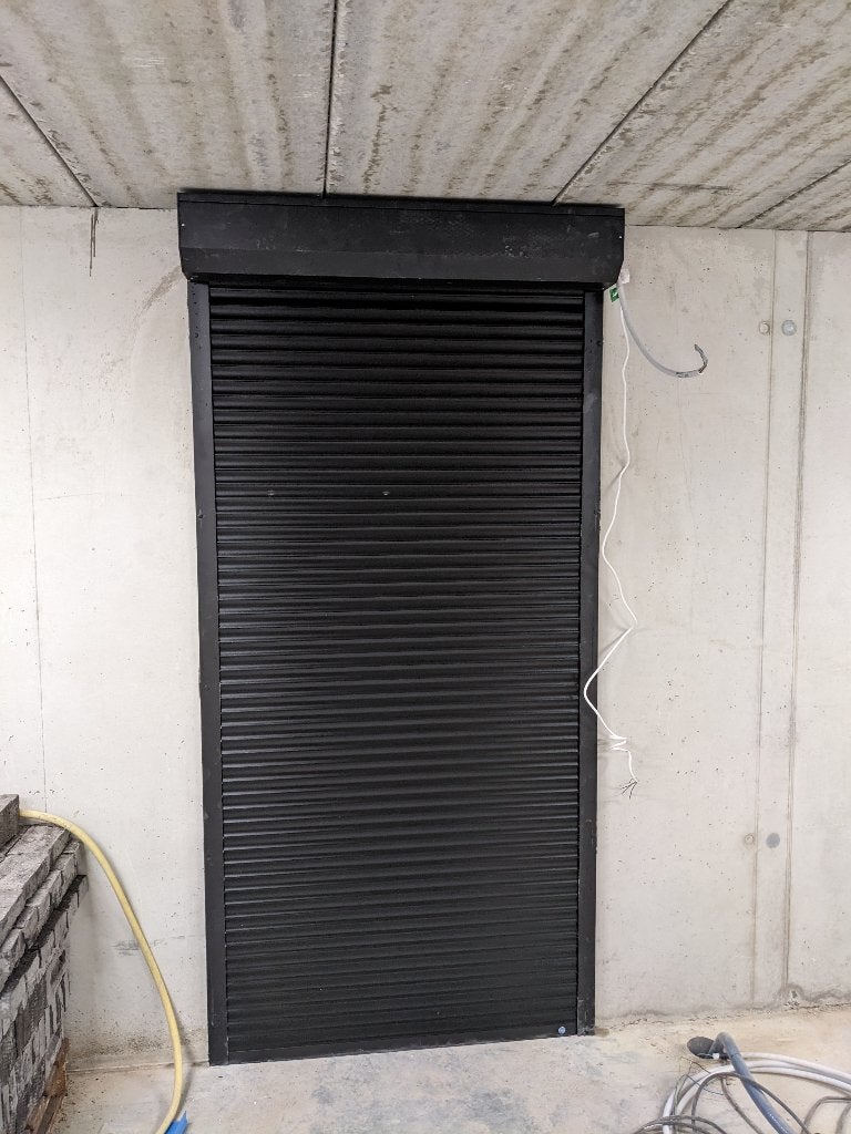Elektrisch rollluik, zwart, Ophalen, 200 cm of meer, Zo goed als nieuw, Elektrische bediening