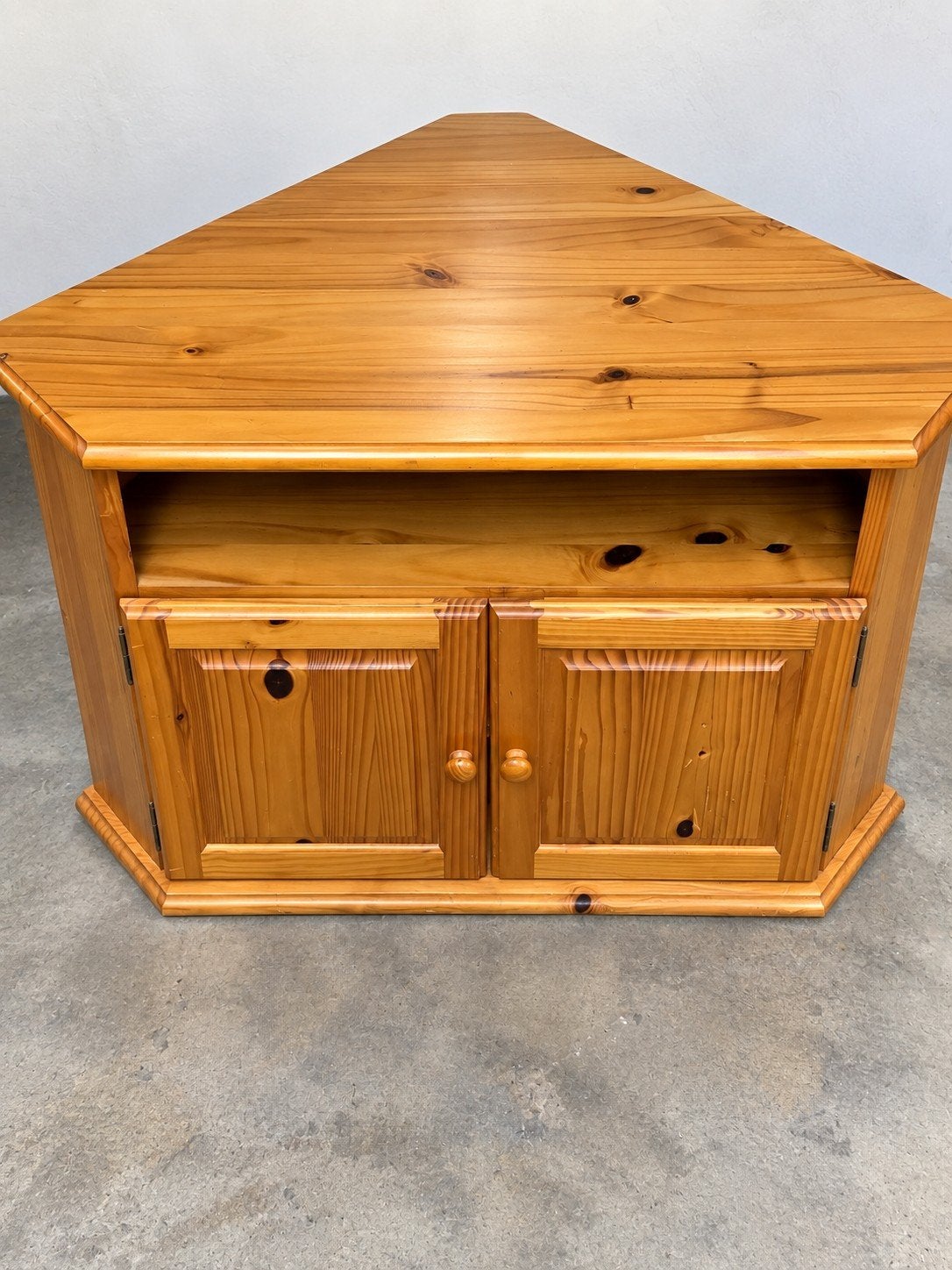 Meuble TV / meuble d’angle en bois massif
Très joli meuble d, Enlèvement
