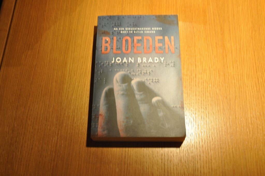 Joan Brady - Bloeden, Ophalen of Verzenden, Zo goed als nieuw