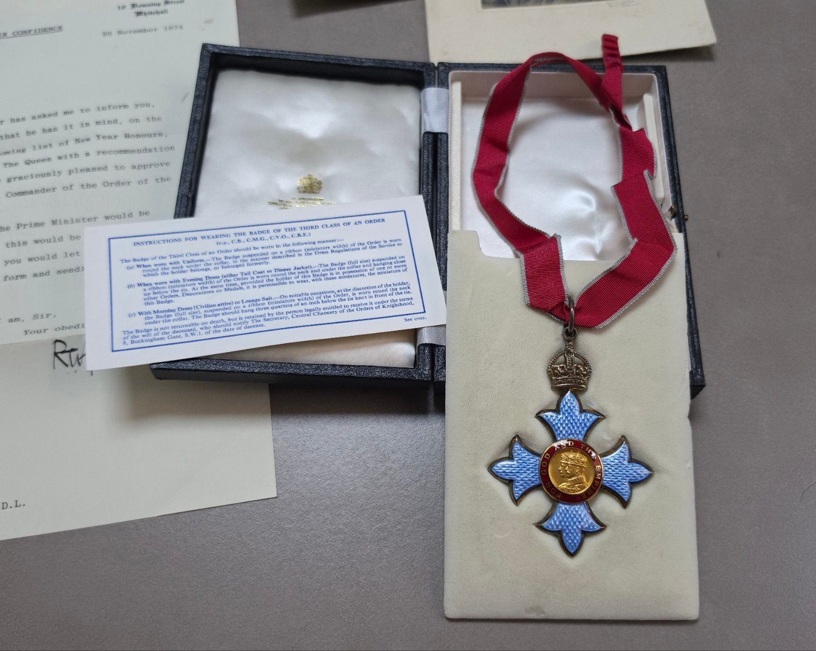 Medaille CBE Commander British Empire + Brief Downing Street, Postzegels en Munten, Penningen en Medailles, Ophalen of Verzenden