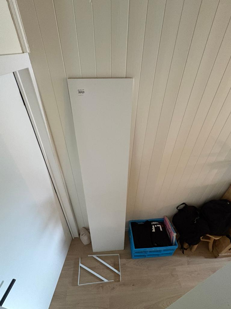 Witte plank en twee haken voor schab mee te maken, Doe-het-zelf en Bouw, Hout en Planken, Ophalen, Zo goed als nieuw, Plank