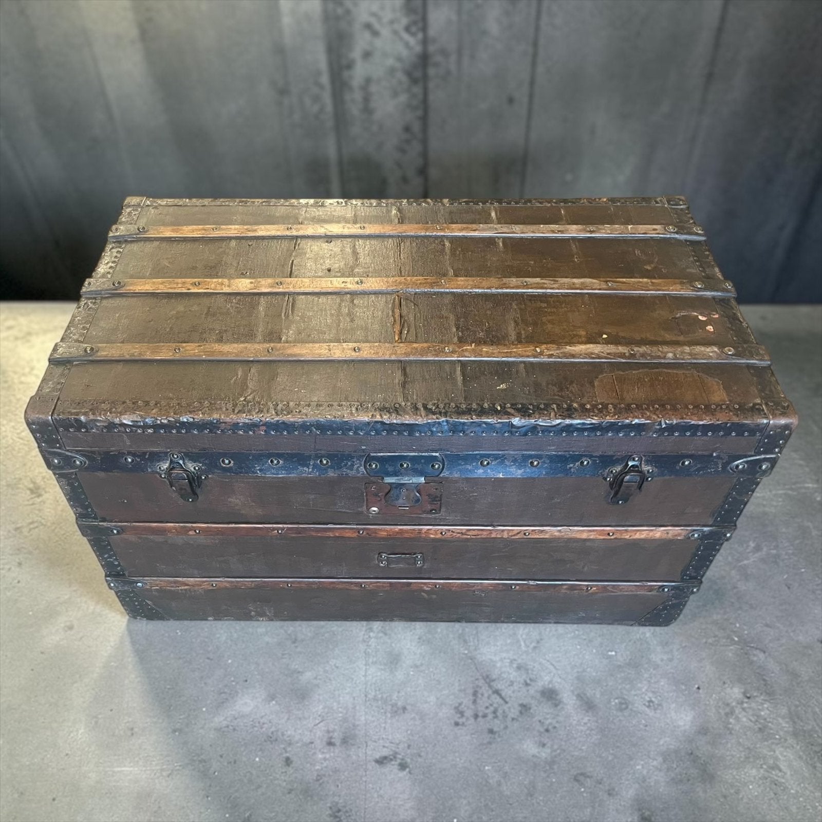 Vintage houten kist / coffee table met  ijzerbeslag, Ophalen, Gebruikt