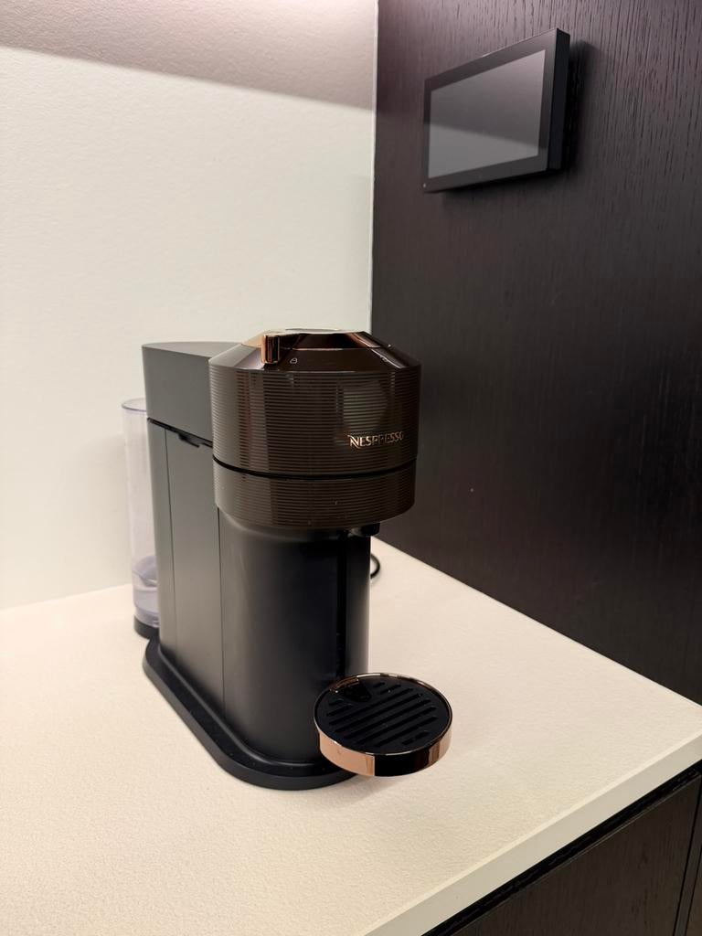 Nespresso Vertuo Next deluxe + capsules & ontkalking, Ophalen, Zo goed als nieuw