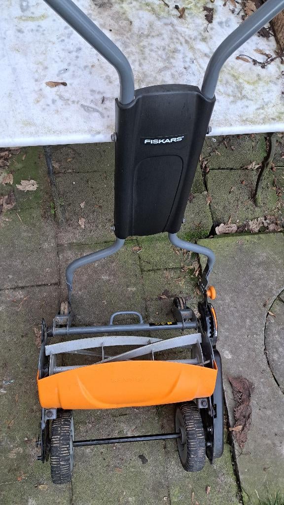 Tondeuse Fiskar Staysharp Max, Tuin en Terras, Handgrasmaaier, Zo goed als nieuw, 40 t/m 49 cm, Kooimesmaaier