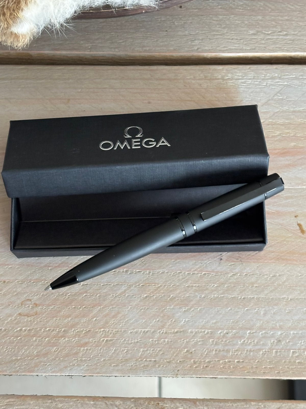 Stylo Omega Dark Side of the Moon New., Collections, Enlèvement ou Envoi, Neuf, Stylo à bille, Autres marques