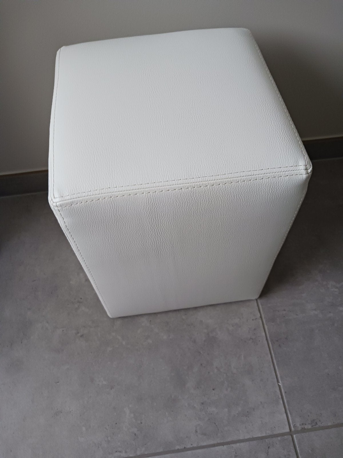 Klein wit poefje te koop., Ophalen, Zo goed als nieuw, Modern