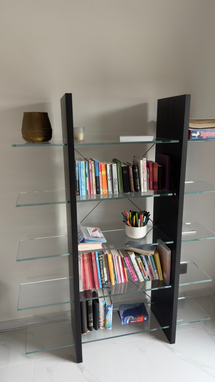 boekenkast zwart hout met glazen legplanken, Enlèvement, Comme neuf, Bois