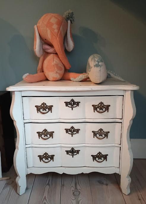 kleine witte oude Franse commode, 68 cm hoog, 65 x 35 cm, Antiek en Kunst, Ophalen