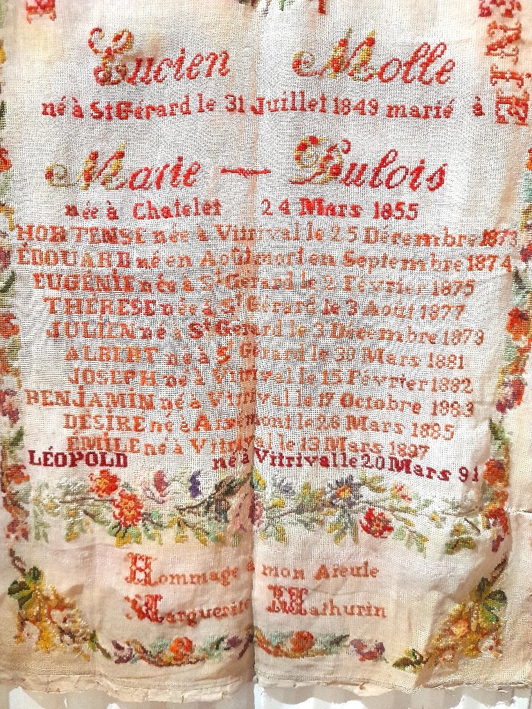 Ancien marquoir brodé en 1890 , couple et 11 enfants, Enlèvement ou Envoi