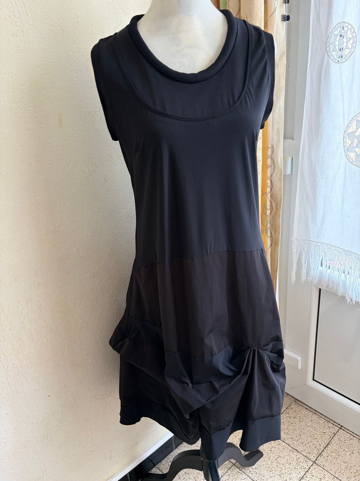 Robe noire originale Sun Light Laçage au dos Taille 4 42/44, Vêtements | Femmes, Enlèvement ou Envoi, Comme neuf, Noir, Sans manches