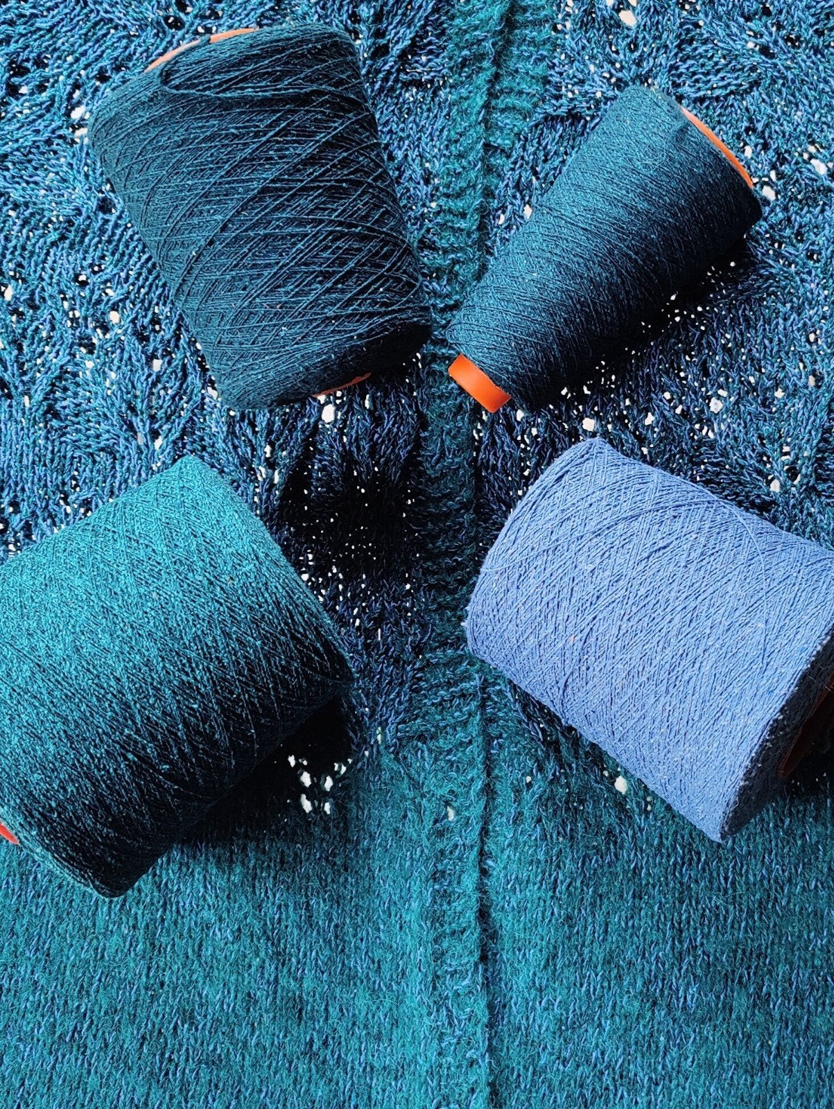 4 konen Bourette Silk 100% zijde breien weven bijna 2 kg., Hobby & Loisirs créatifs, Tricot & Crochet, Enlèvement ou Envoi, Tricot
