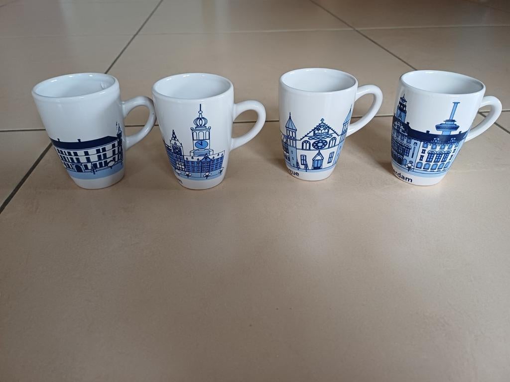 4 tasjes met mooi motief, Antiek en Kunst, Antiek | Servies compleet, Ophalen of Verzenden