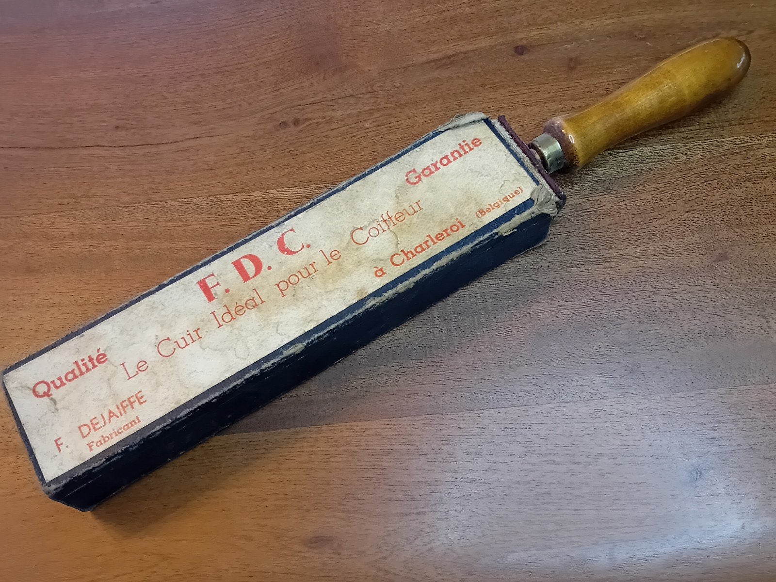 Cuir à rasoir vintage F.D.C. Charleroi avec boîte, Enlèvement ou Envoi