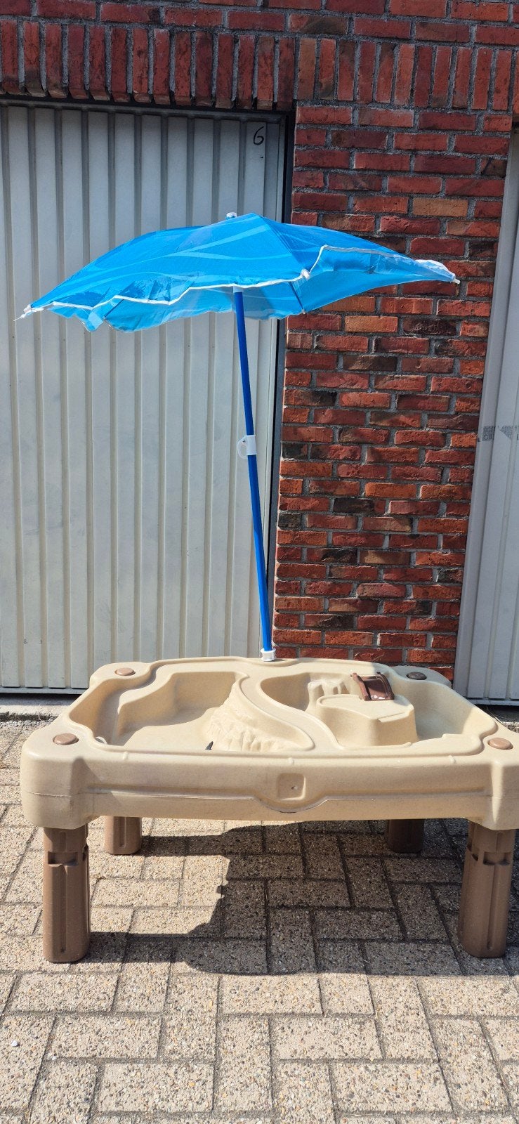 Zand/Water tafel met deksel en parasol, Ophalen, Zo goed als nieuw