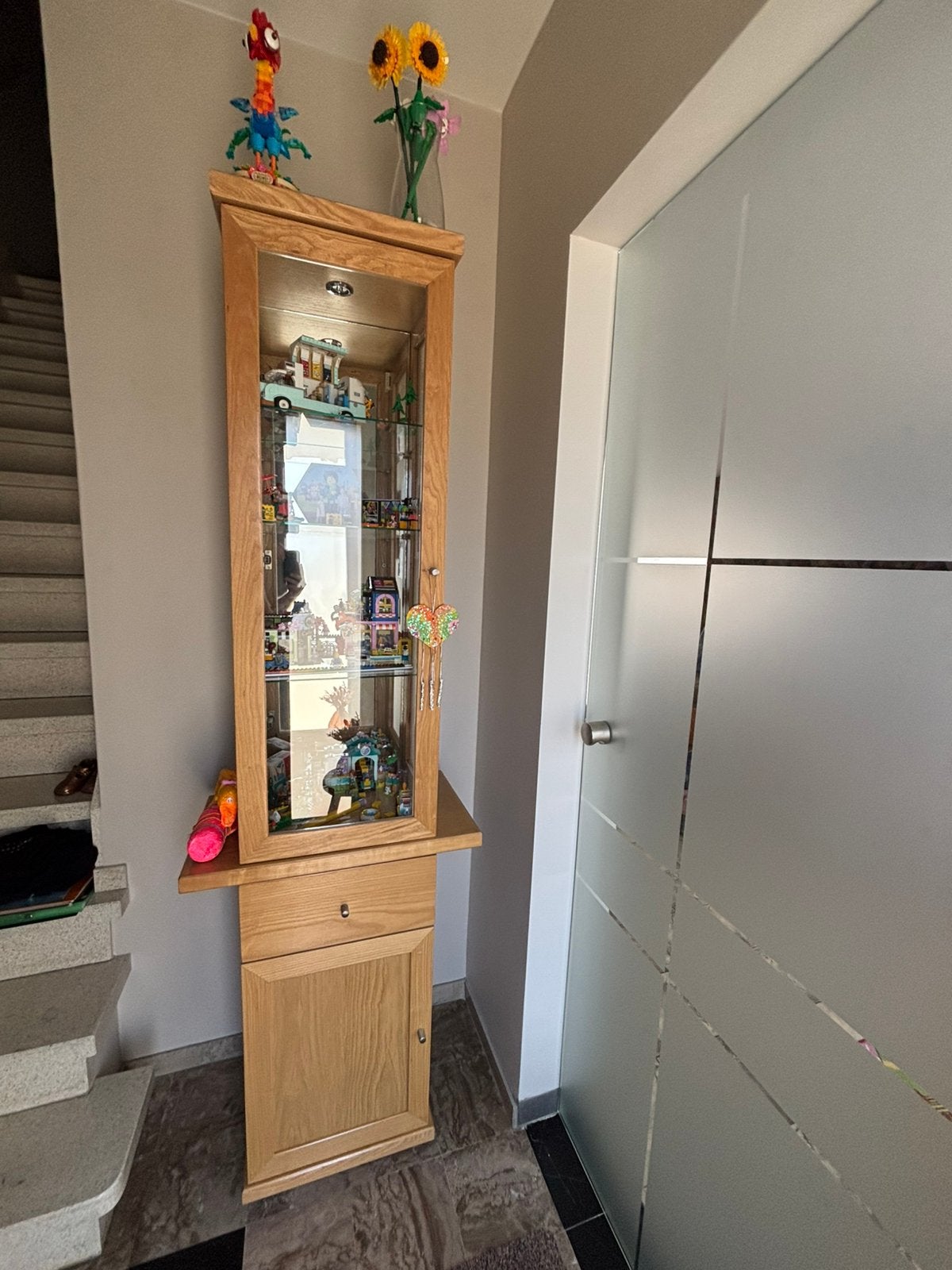 Smalle houten vitrinekast met onderkast en lade, Ophalen, Met lade(s), 50 tot 100 cm, Zo goed als nieuw