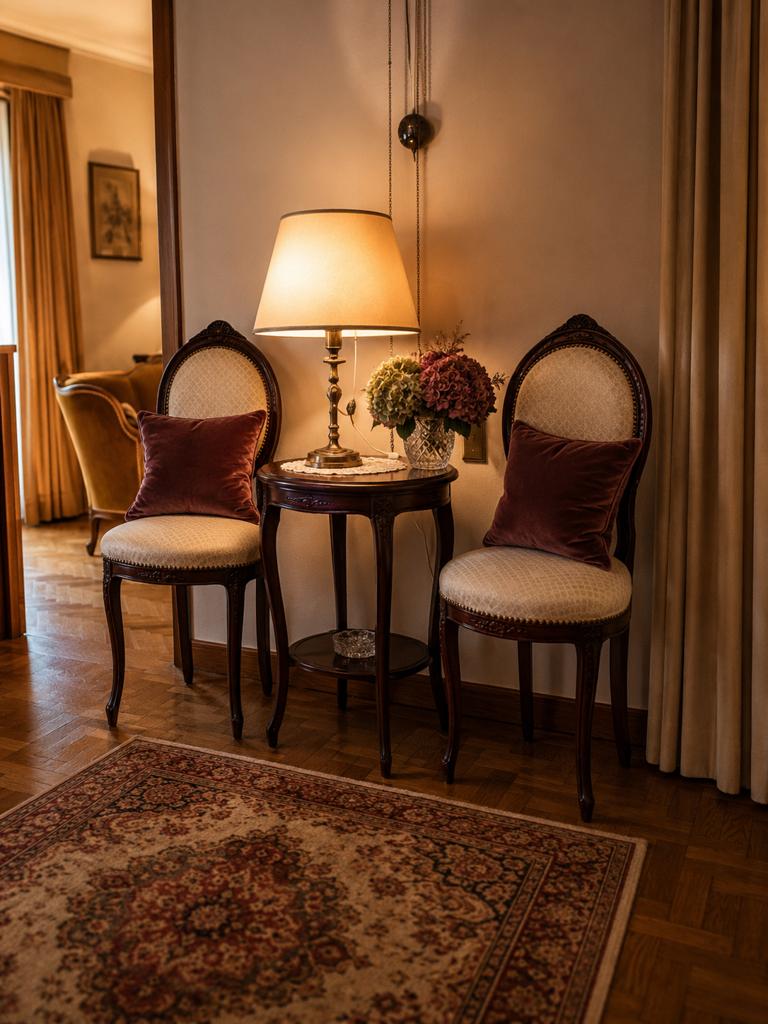 2 Louis-stijl stoeltjes en ovaal bijzettafeltje, Huis en Inrichting, Stoelen, Ophalen, Zo goed als nieuw
