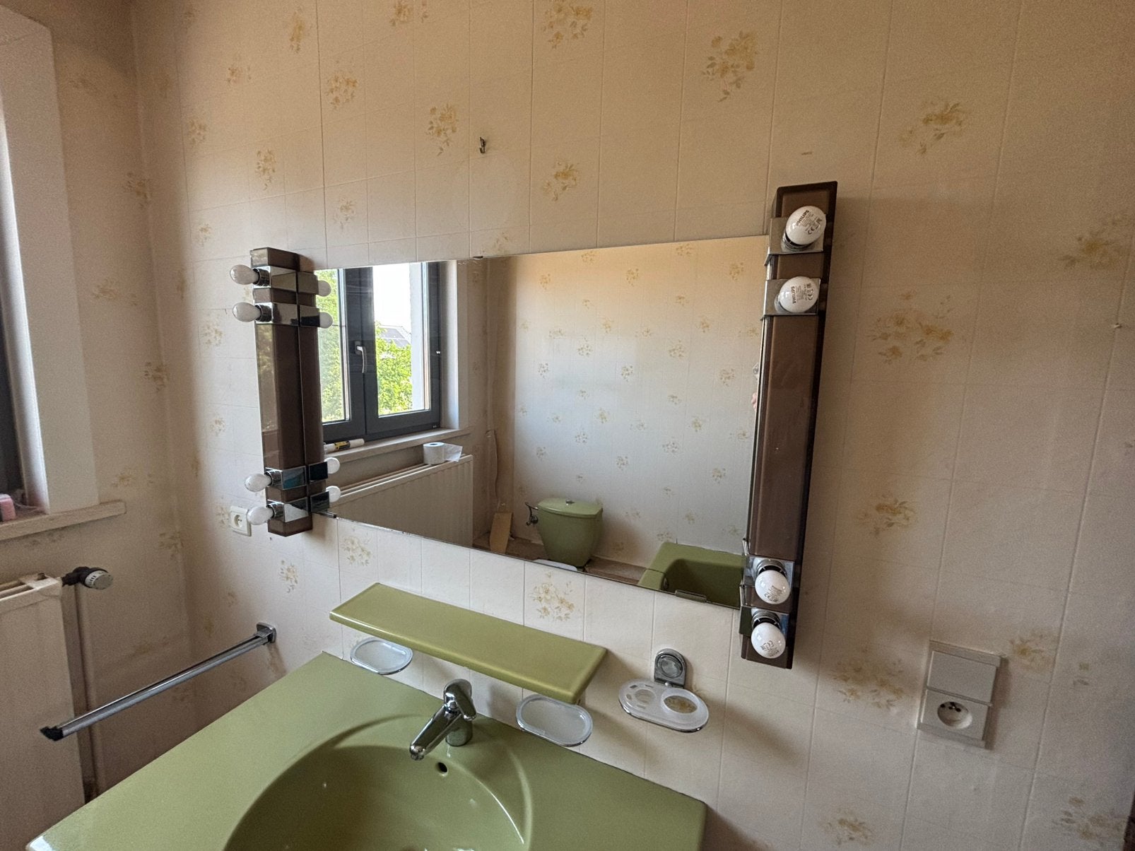 Gratis - lavabo met kraan, spiegel, lampen en wc, Huis en Inrichting, Badkamer | Badkamermeubels, Gebruikt, Wasbak of Wastafel