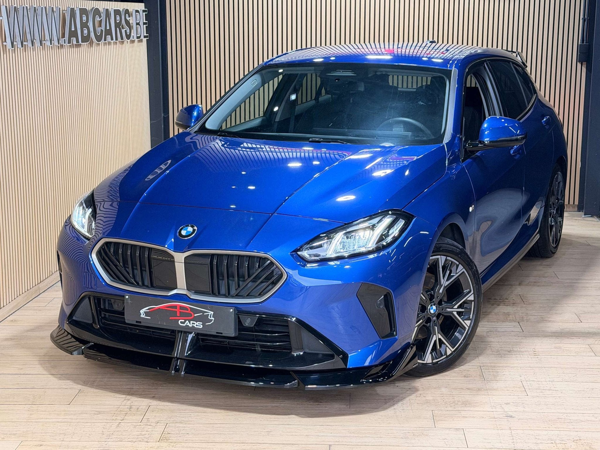 BMW 1 Serie 116 IA * PACK M PERFORMANCE * GARANTIE 12 MOIS *, Auto's, Gebruikt, Blauw, 1960 kg, Bedrijf