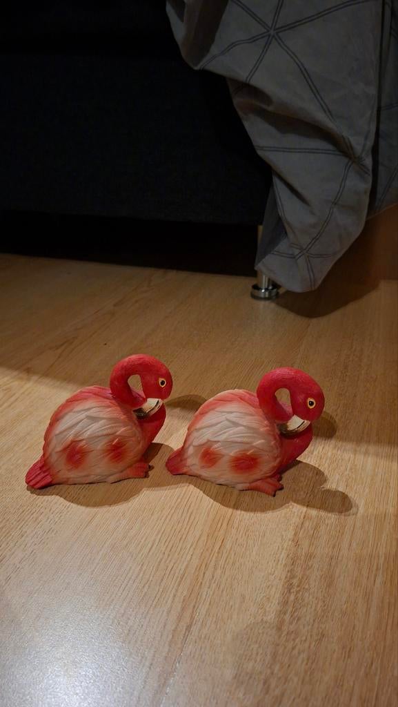 Flamingoe beeldjes, Ophalen