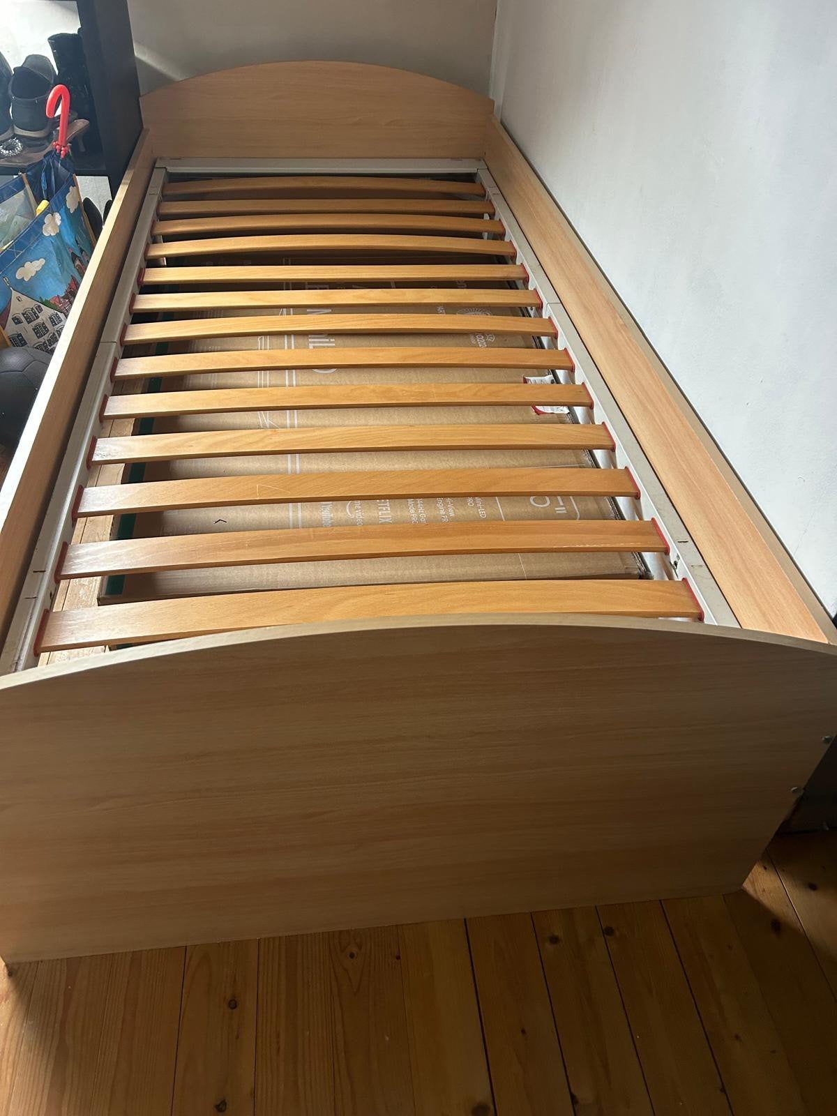 Gratis 1 persoonsbed met lattenbodem, Huis en Inrichting, Slaapkamer | Bedden, Ophalen