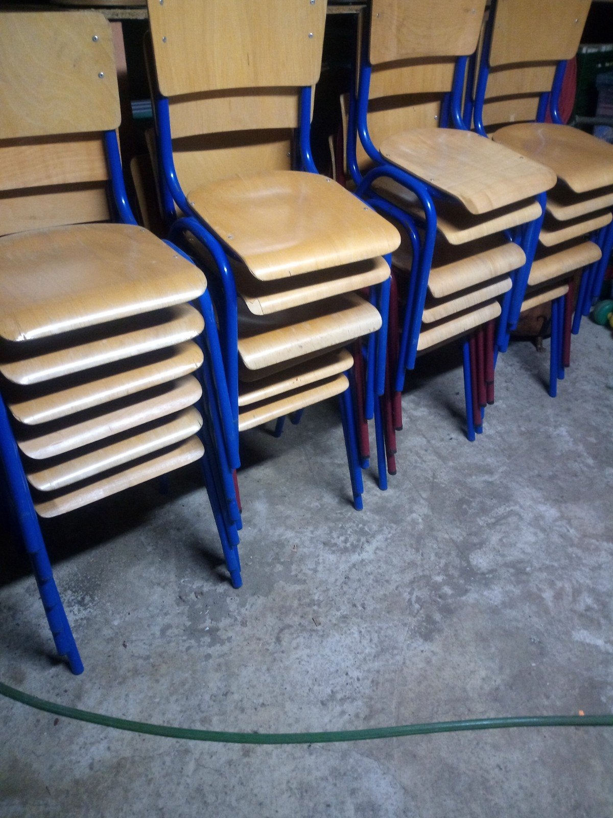 Ik heb 24 stoelen in zeer goede staat als nieuw ik vraag 10, Ophalen