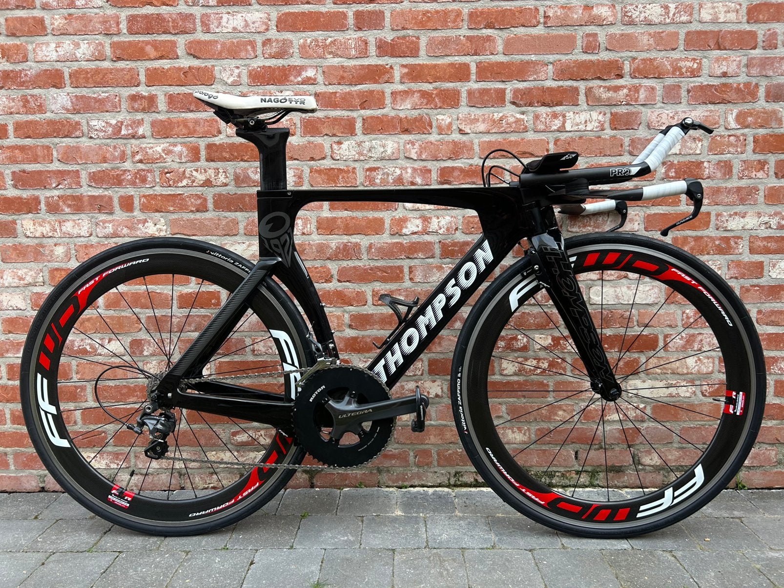 Magnifieke THOMPSON tijdritfiets / triathlonfiets - ZGAN, Fietsen en Brommers, Carbon, Velgrem, Zo goed als nieuw, Meer dan 20 versnellingen