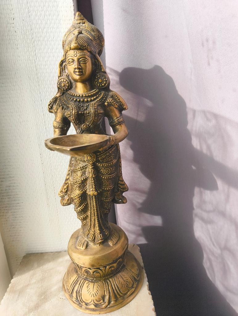 Photo de la lampe à huile Big Deepalakshmi, Enlèvement, Bronze