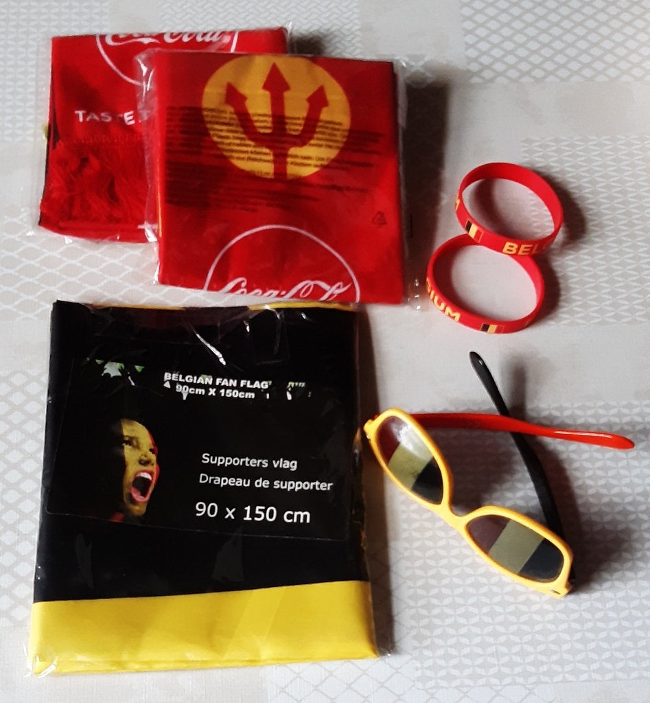 voetbal Rode Duivels: Belgische vlag/2 sjaals/bril/armband, Diversen, Vlaggen en Wimpels, Ophalen, Nieuw