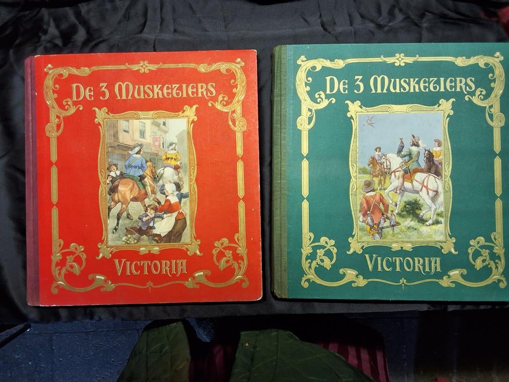 2 boeken Drie musketiers van victoria met prenten samen € 20, Enlèvement ou Envoi