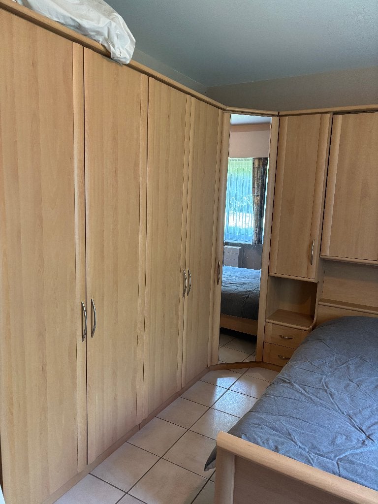 lichte slaapkamer in L-vorm met wandkasten en bed van 150 cm, Ophalen, Zo goed als nieuw, Twijfelaar, Klassiek licht hout