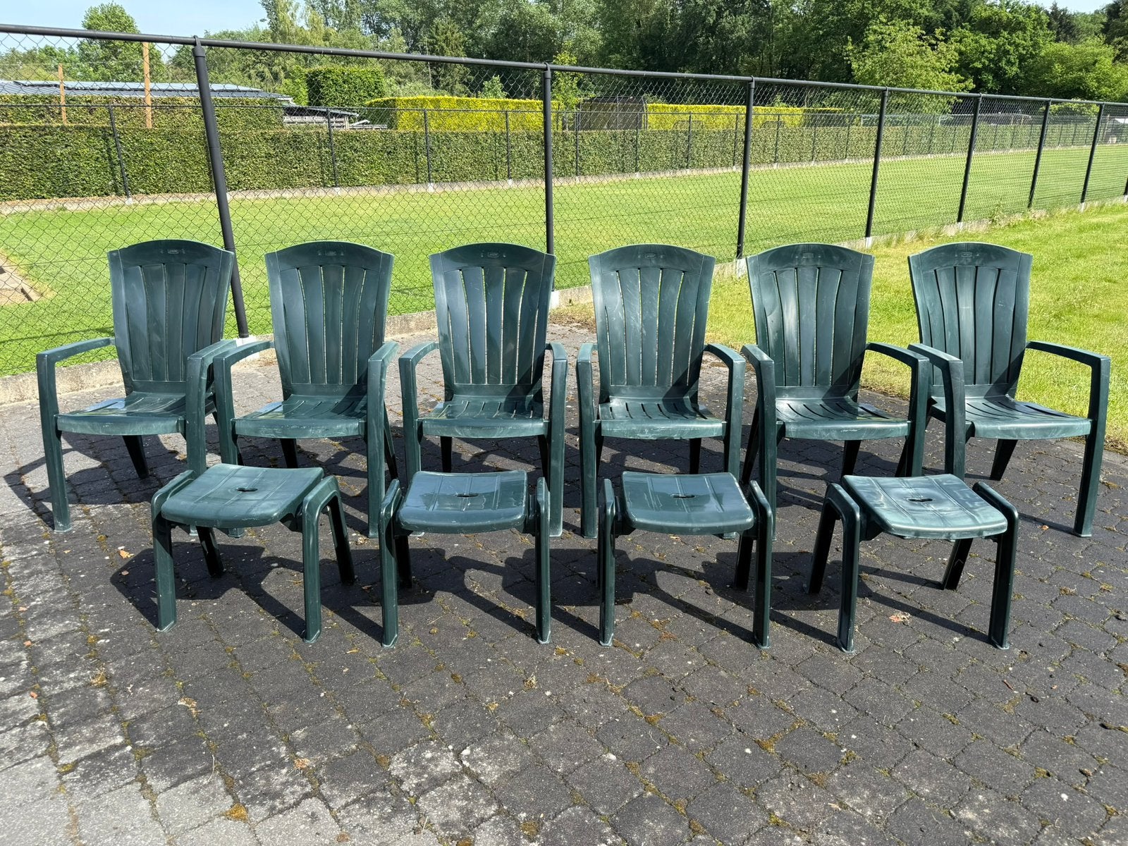 6 groene tuinstoelen + 4 bijhorende groene voetbanken, Ophalen, Gebruikt, Plastic, Stapelbaar