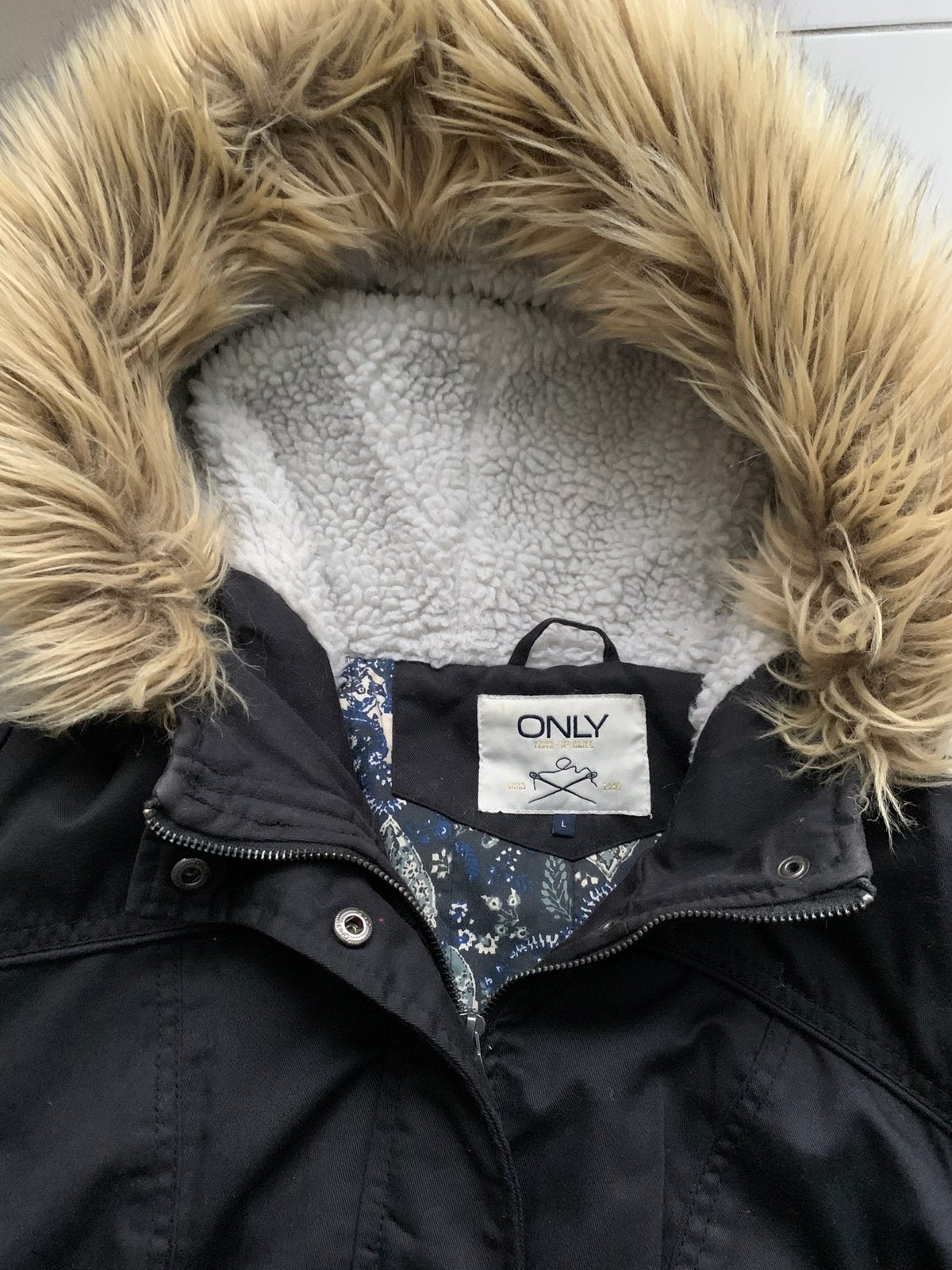 Zwarte jas only large, Ophalen of Verzenden, Zo goed als nieuw, Maat 42/44 (L), Zwart