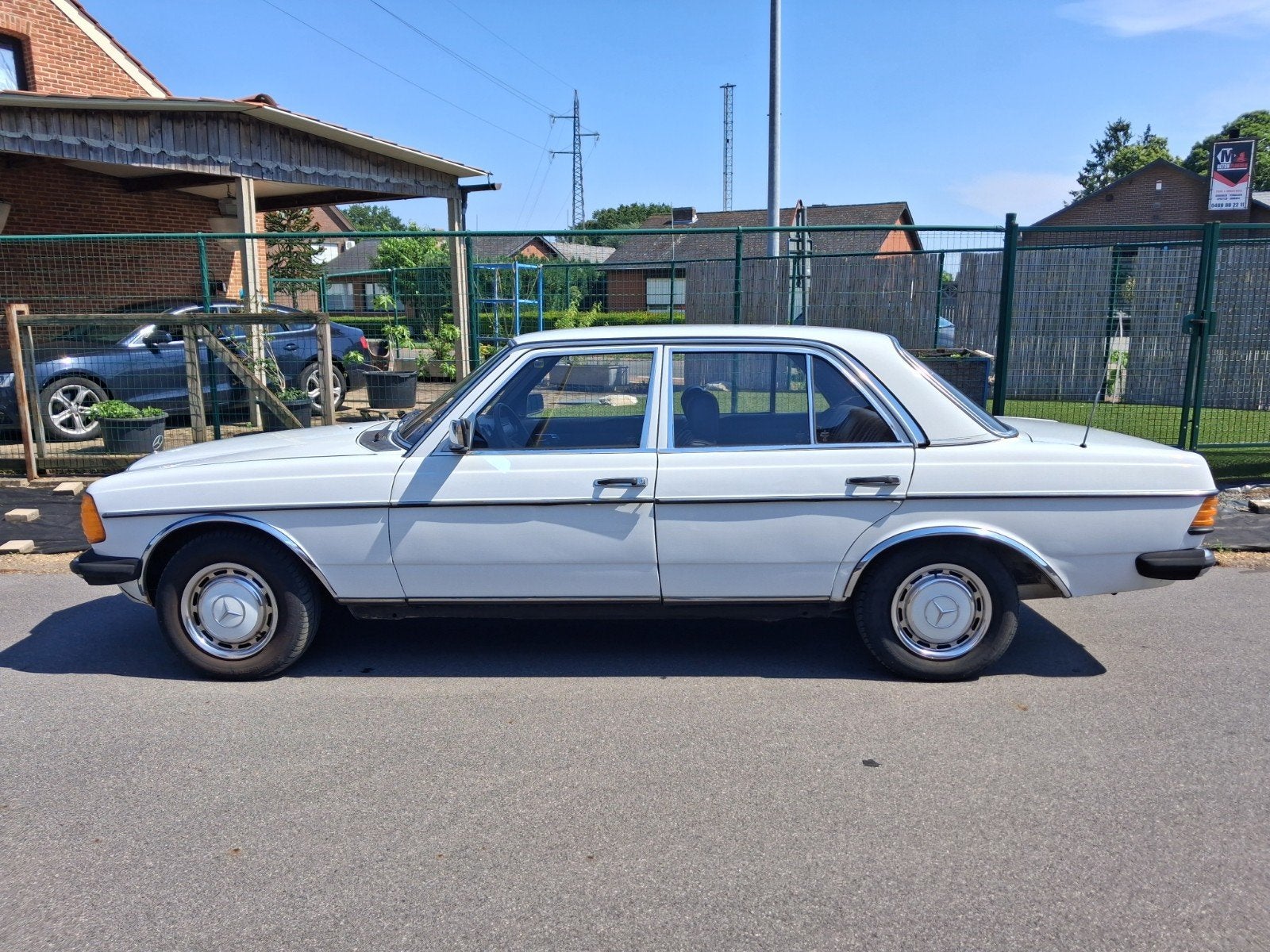 Oldtimer Mercedes - Benz 200D, Autos, Achat, Série 200, Boîte manuelle, Bleu