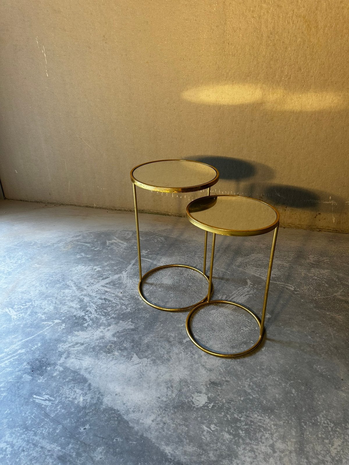 Paire de tables d'appoint gigognes en métal doré et miroirs, Enlèvement, Comme neuf, Verre