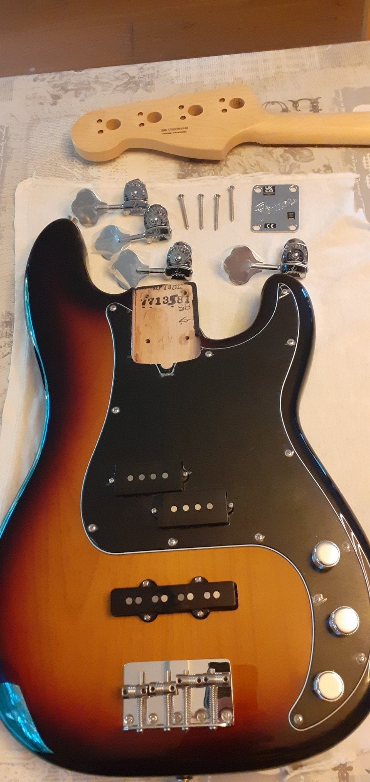 Behuizing (+ elektronica en hardware) FENDER Am. PERF. P, Muziek en Instrumenten, Ophalen