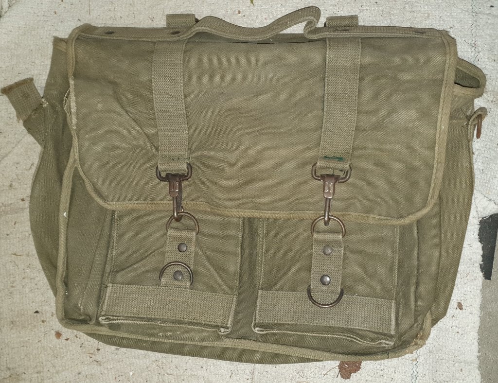 Musettes militaires kaki avec fermeture à mousquetons, rares, Collections, Objets militaires | Général, Enlèvement ou Envoi, Armée de terre