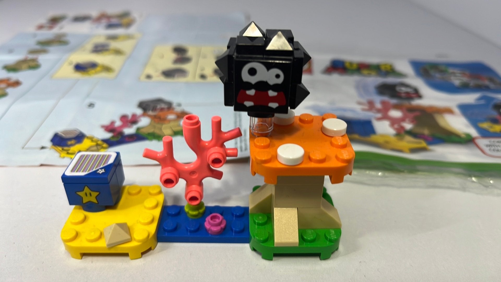 lego super mario 30389 - fuzzy & paddenstoelplatform, Lego, Ensemble complet, Comme neuf, Complet