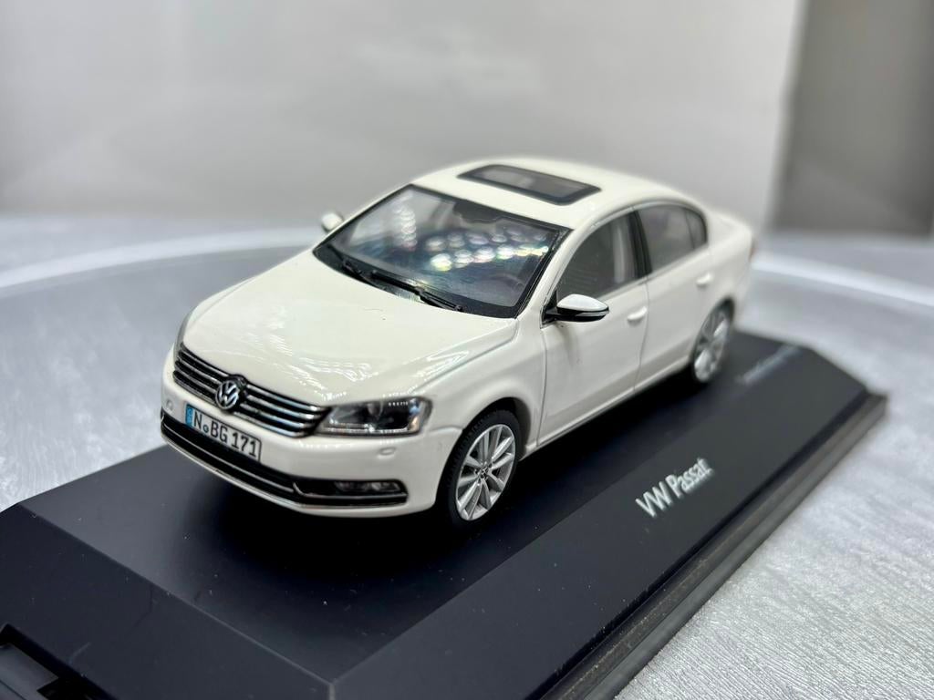 1:43 Volkswagen Passat, Ophalen of Verzenden, Zo goed als nieuw, Schuco