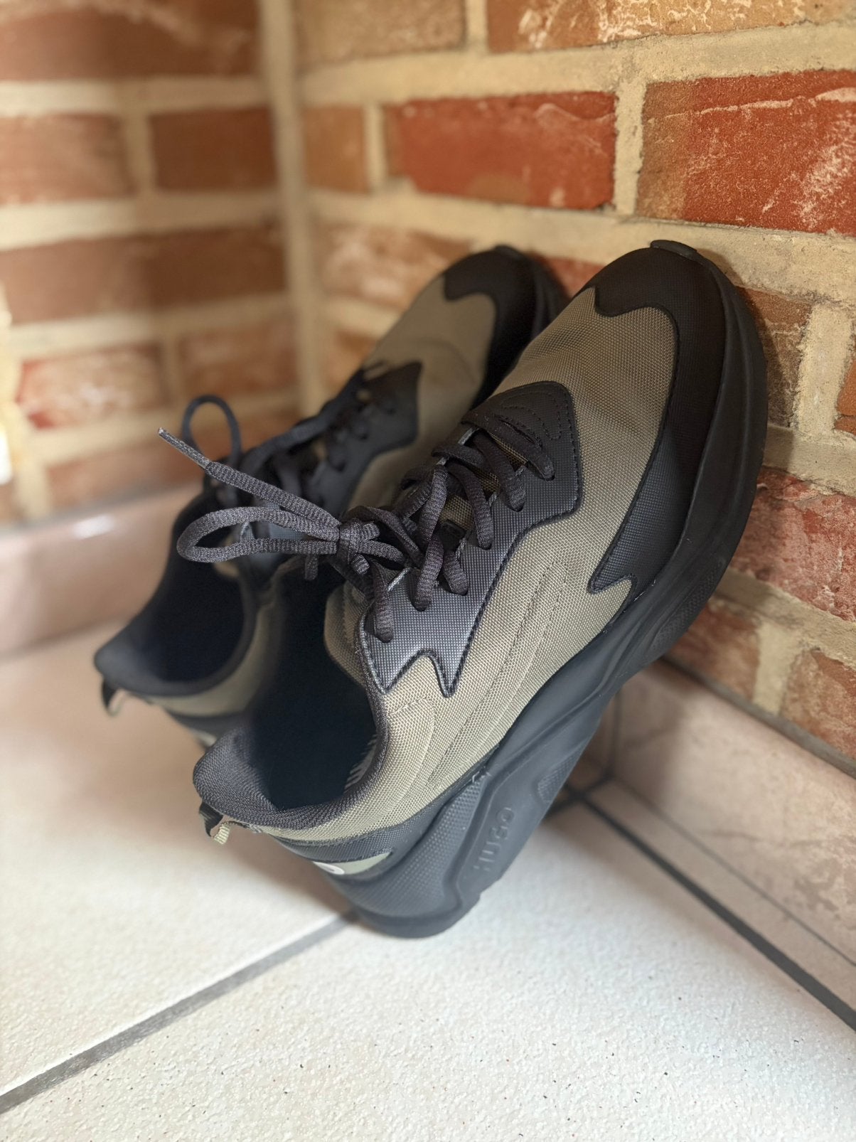 Baskets HUGO – kaki/noir – très bon état -T42, Enlèvement ou Envoi, Comme neuf, Chaussures